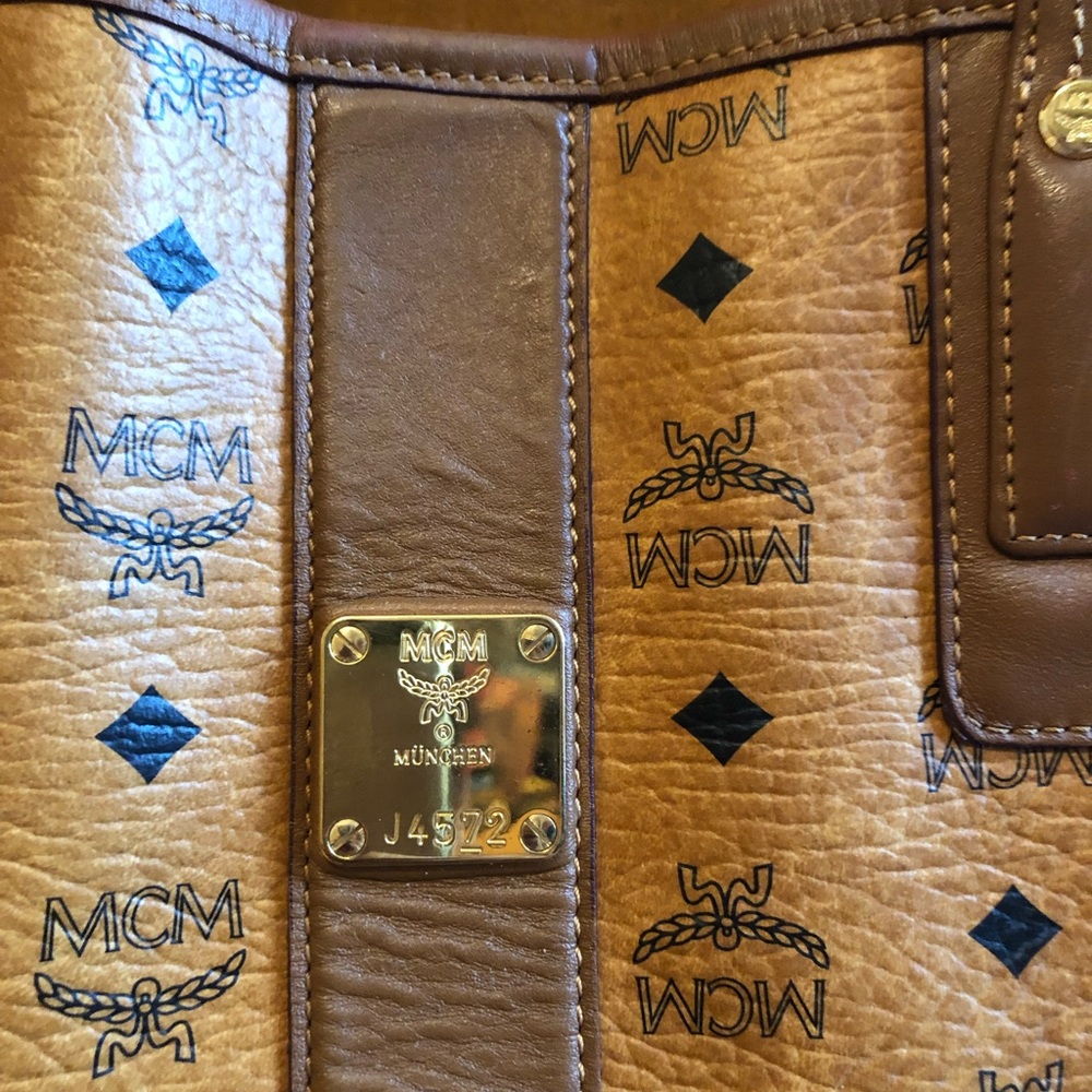 Mcm medium tote with pouch - Picture 2 of 9
